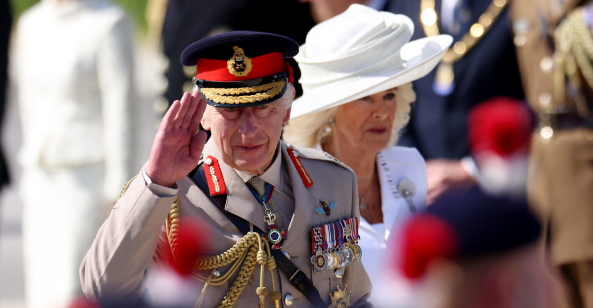 06/06/2024. Ver-sur-Mer, France. Prime Minister Rishi Sunak and his wife Akshata Murty visit the British Normandy Memorial near Gold Beach, alongside Military veterans, the President of France Emmanuel Macron, and King Charles III to mark the D-Day 80th anniversary in France. Picture by Simon Dawson / No 10 Downing Street