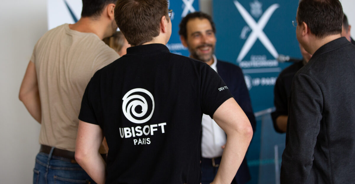 presse-polytechnique fr lecole-polytechnique-et-ubisoft-c Benoit Deveaud Directeur de l Enseignement et de la Recherche de l cole polytechnique Serge Hasco t Directeur de la Cr ation d Ubisoft et Jean-Bernard Lartigue D l gu g n ral de la Fondation de l cole polytechnique signent le 24 septembre 2019 une chaire d enseignement et de recherche intitul e Science et Jeu vid o En associant une formation d excellence et des laboratoires multidisciplinaires une industrie vid o-ludique la pointe de l innovation l X et Ubisoft envisagent ainsi d explorer de nouvelles synergies entre science et jeu vid o afin de rendre les jeux vid o plus r alistes et novateurs et d utiliser ce m dia pour diffuser la culture scientifique La chaire s organisera autour d un GameLab une cellule de professionnels du jeu vid o immerg e dans les laboratoires du Centre de recherche de l cole polytechnique pour tisser un lien privil gi entre sciences et jeu vid o Cr dit photographique cole polytechnique - J Barande