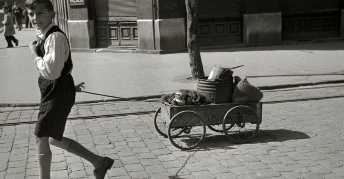 * <b>Título original</b>: Marmitas de lecheras en la calle (2/3)
<ul><li><b>Localización</b>: <a href="https://es.wikipedia.org/wiki/San_Sebasti%C3%A1n" class="extiw" title="es:San Sebastián">San Sebastián</a> (Guipúzcoa)</li></ul>