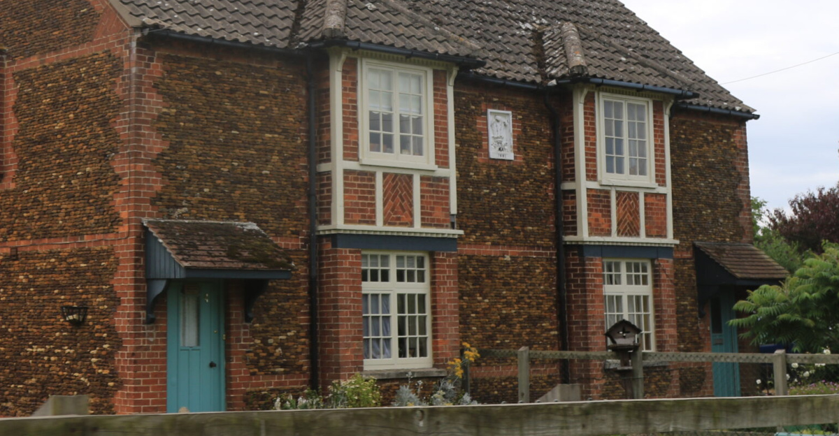 Marsh Farm Cottages in Wolferton <span class="mw-valign-text-top" typeof="mw:File/Frameless"><a href="//commons.wikimedia.org/wiki/File:Marsh_Farm_Cottages_in_Wolferton_-_geograph.org.uk_-_6211813.jpg#ooui-php-4" title="Edit this at Structured Data on Commons"><img decoding=