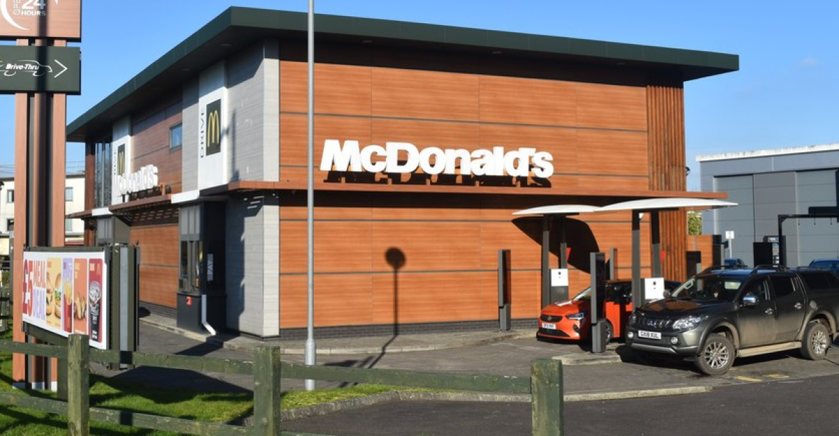 McDonald's Drive Thru, Weyhill <span class="mw-valign-text-top" typeof="mw:File/Frameless"><a href="//commons.wikimedia.org/wiki/File:McDonald%27s_Drive_Thru,_Weyhill_-_geograph.org.uk_-_7968219.jpg#ooui-php-4" title="Edit this at Structured Data on Commons"><img decoding=