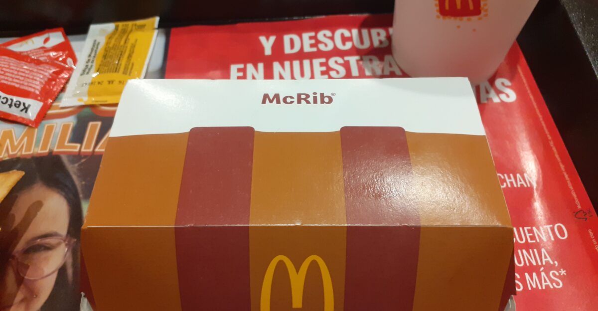 Spanish box of a McRib