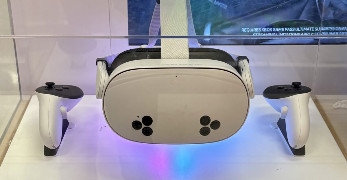 Display of the Meta Quest 3S and controllers