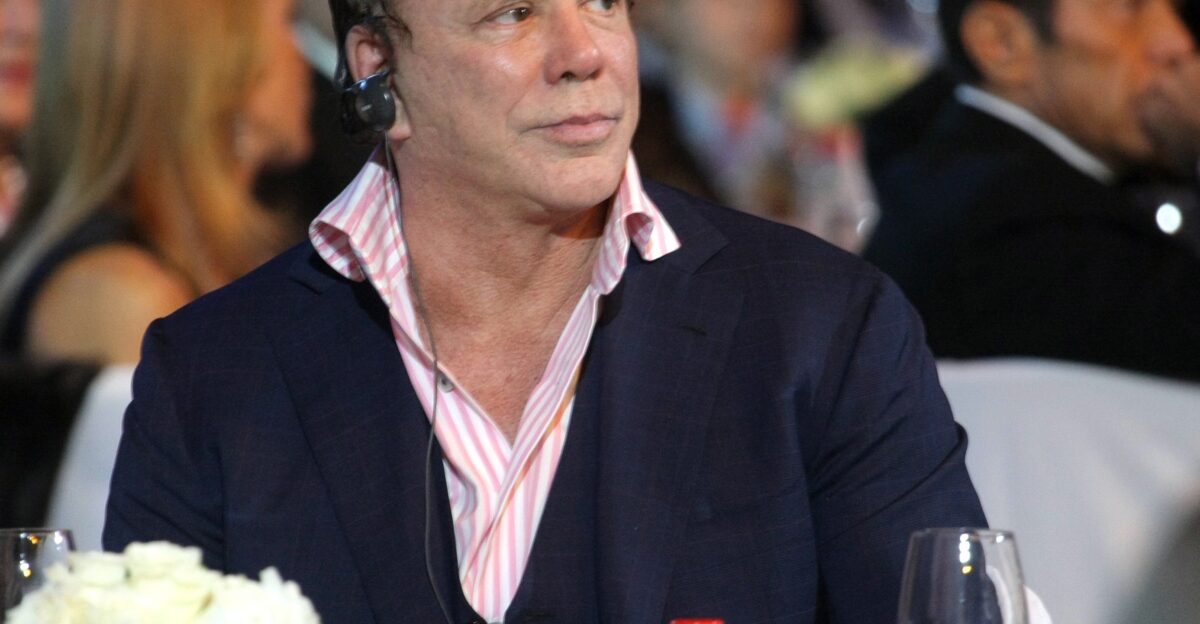 Amerikanskiy kinoakter Mikki Rurk na blagotvoritel nom kontserte v podderzhku deyatel nosti Rossii po bor be s detskimi onkologicheskimi i oftal mologicheskimi zabolevaniyami