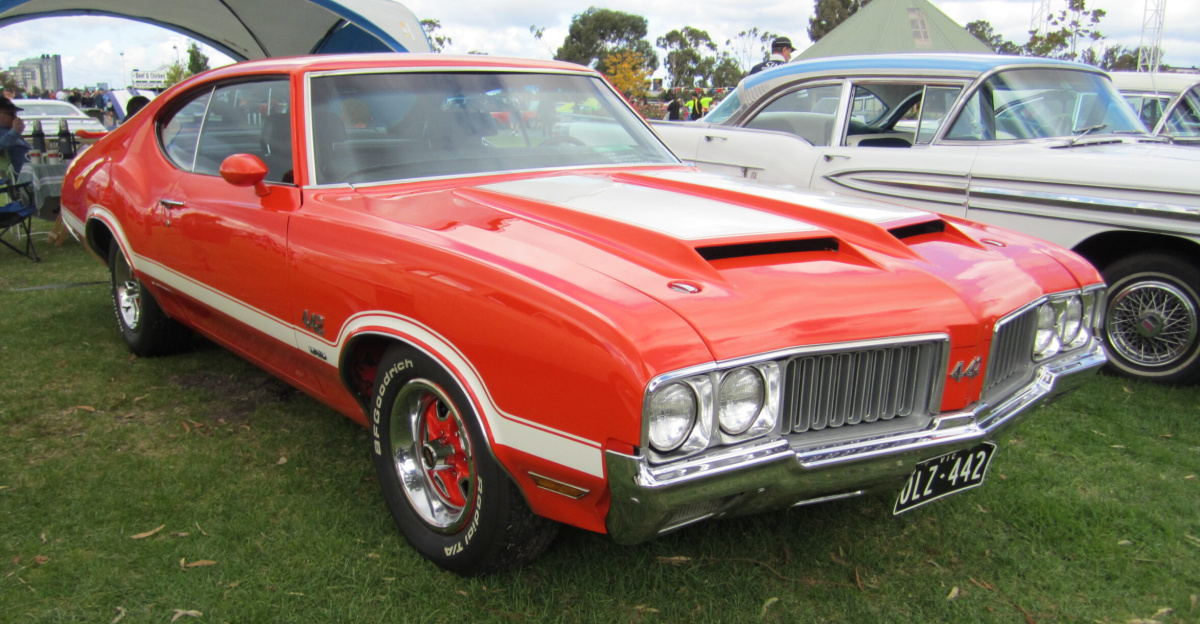 The ultimate Oldsmobile muscle car; the 442, standard with 365bhp 455 V8. but this car has the W30 option; 370bhp 455 V8 & the W25 option: Ram Air Hood