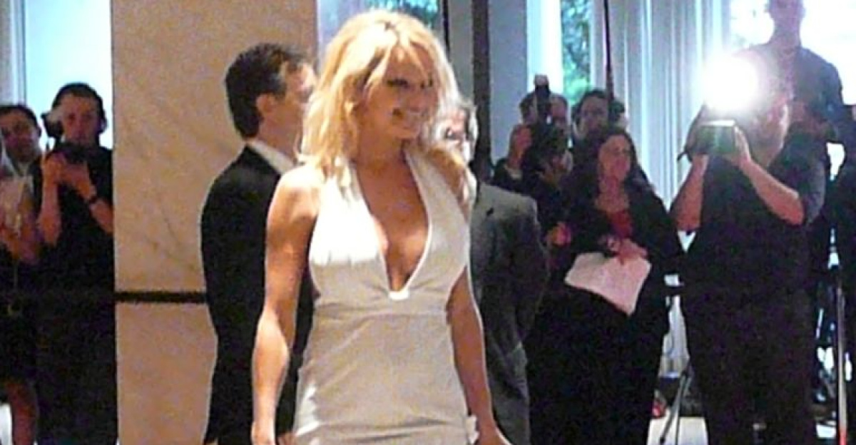Pamela Anderson v obležení novinářů.