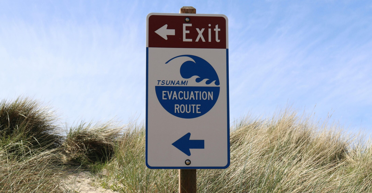Tsunami evacuation route sign at Cannon Beach, Oregon, guiding beachgoers to safety.