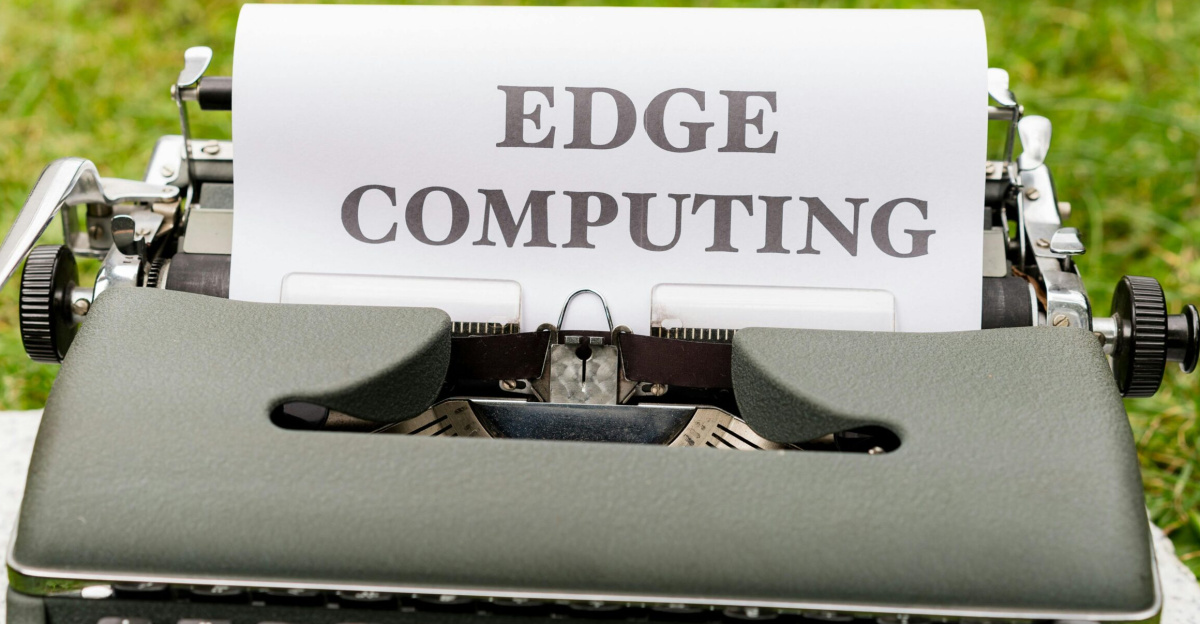 A vintage typewriter outdoors typing 'EDGE COMPUTING' on paper, blending technology with nostalgia.
