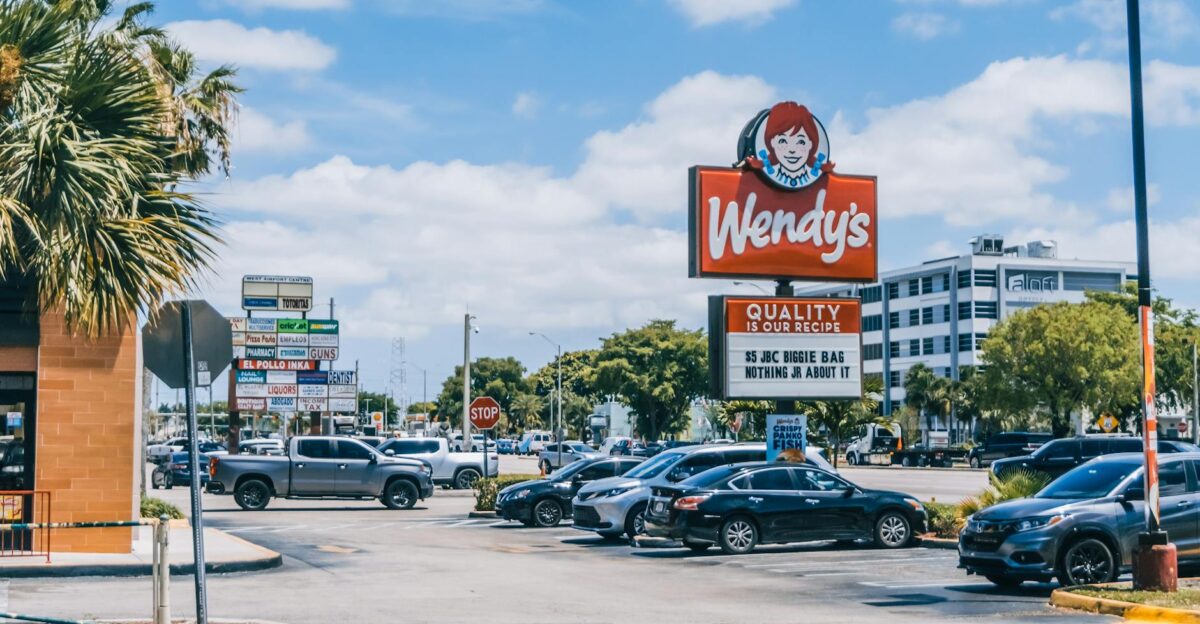 Wendy s parking area crowded with cars under a clear blue sky in Orlando