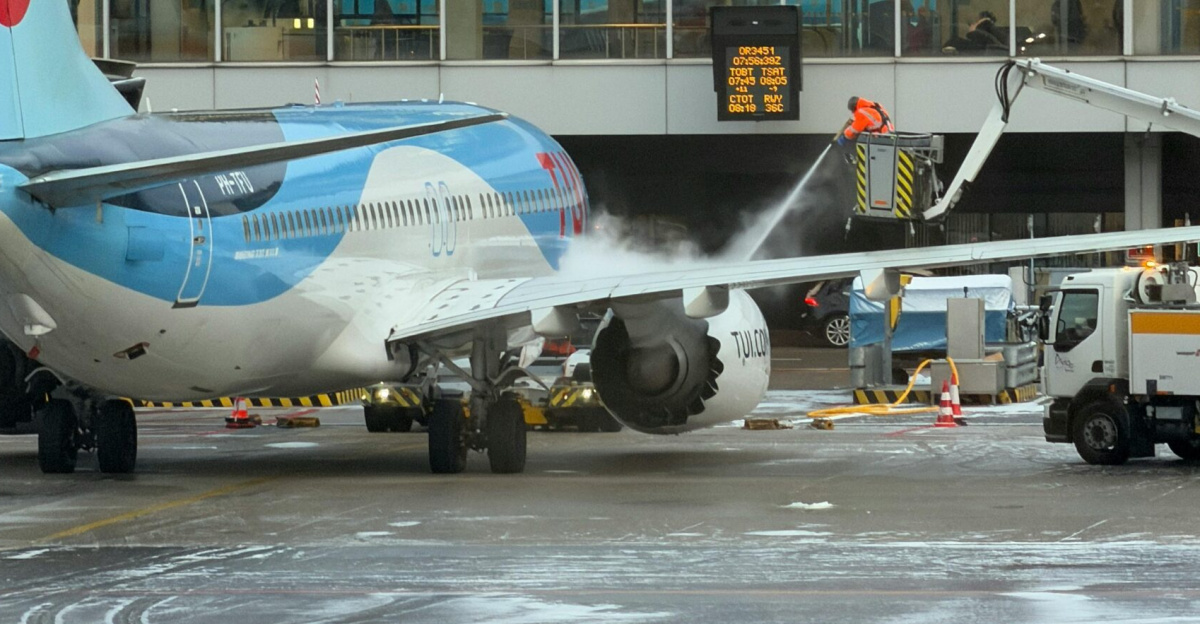 storm airport flight cancellations ice de-icing