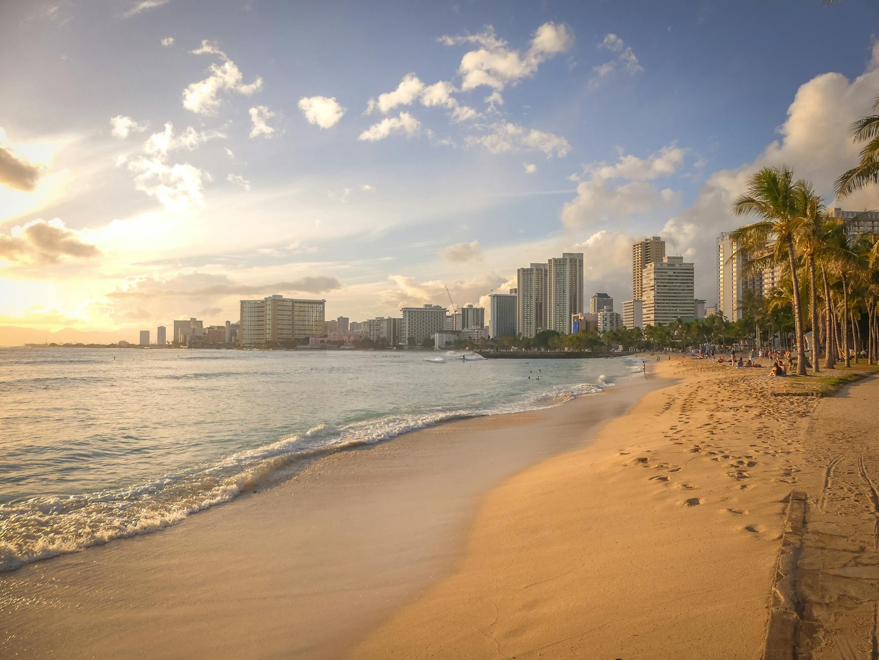 Experience the serene beauty of Honolulu s beach at sunset featuring the city s stunning skyline