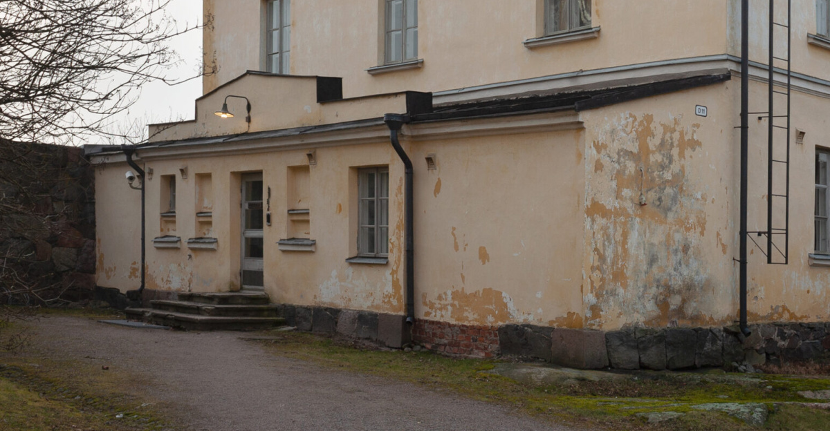 Pharmacy, residential building. Suomenlinna D 11. Built originally as a single-storey building in 1752-56. Second storey was built in 1849-50. The one-storey courtyard extension was added in 1857.
