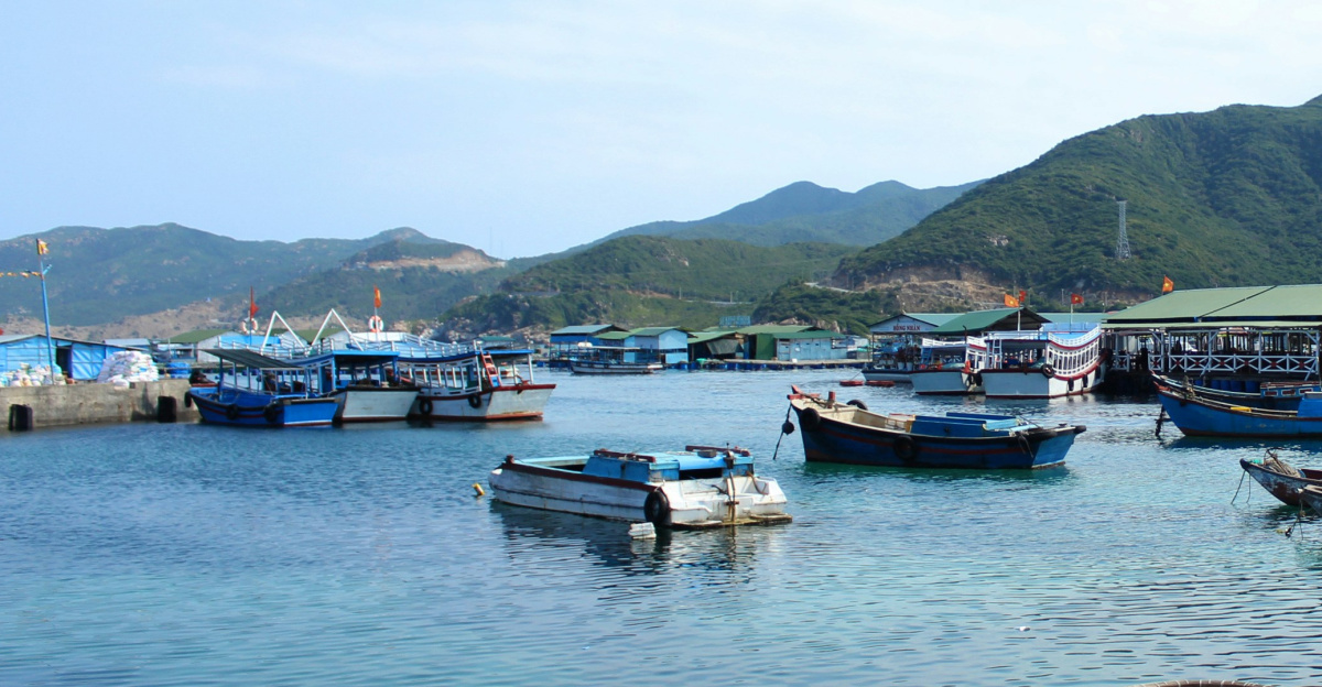 boat near port and mountain during daytime