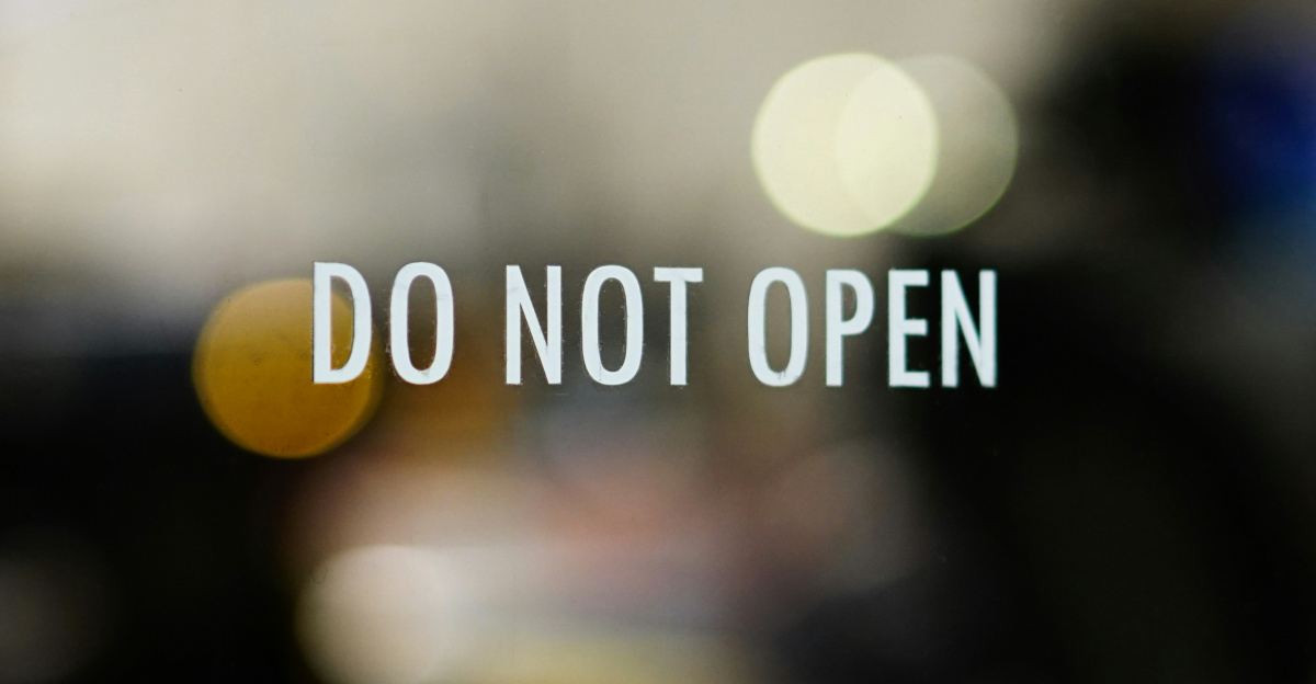 a blurry photo of a sign that says do not open