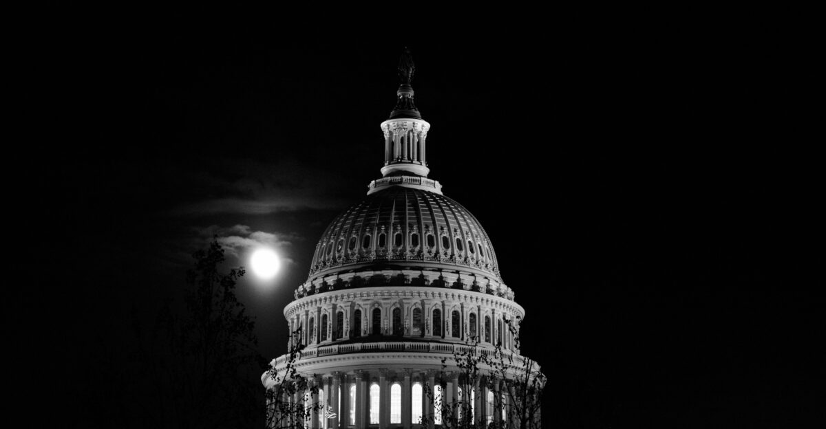 the dome of the capital building lit up at night