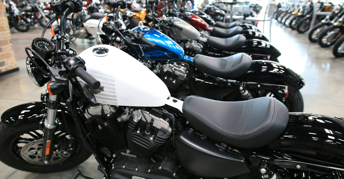a row of motorcycles parked next to each other