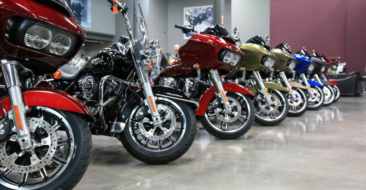 a row of motorcycles parked next to each other