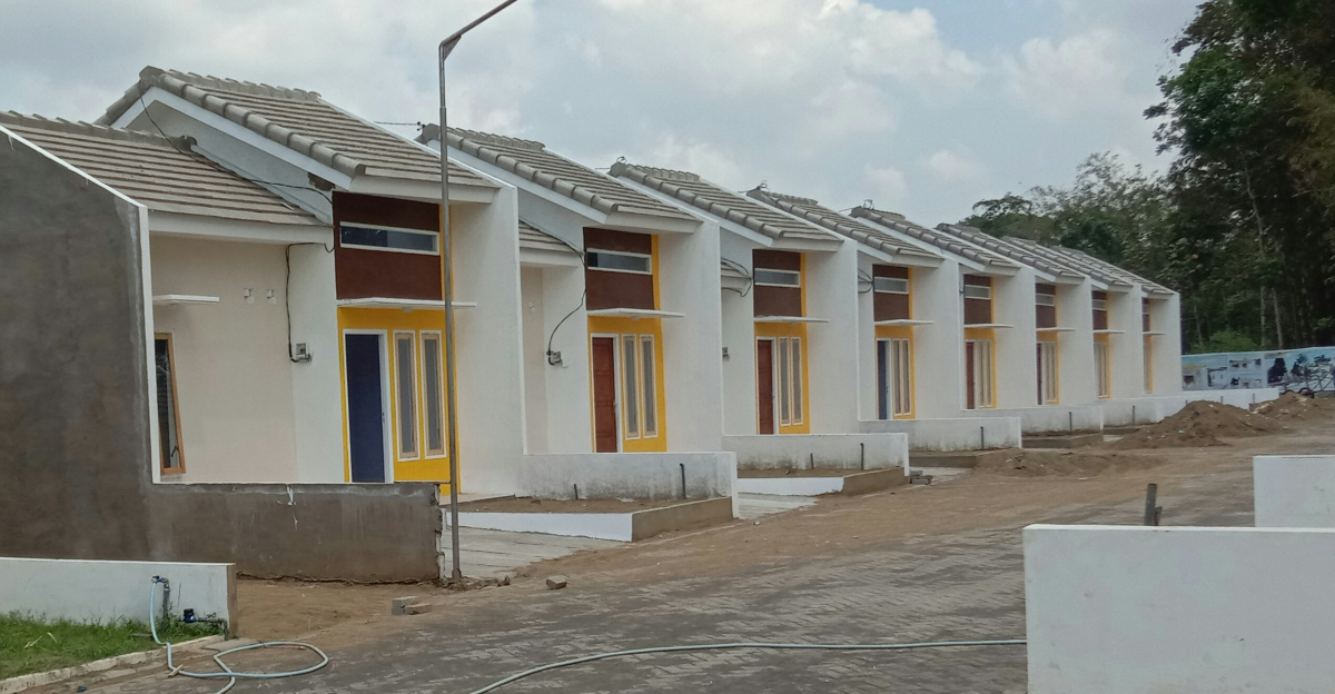 a row of small houses sitting next to each other