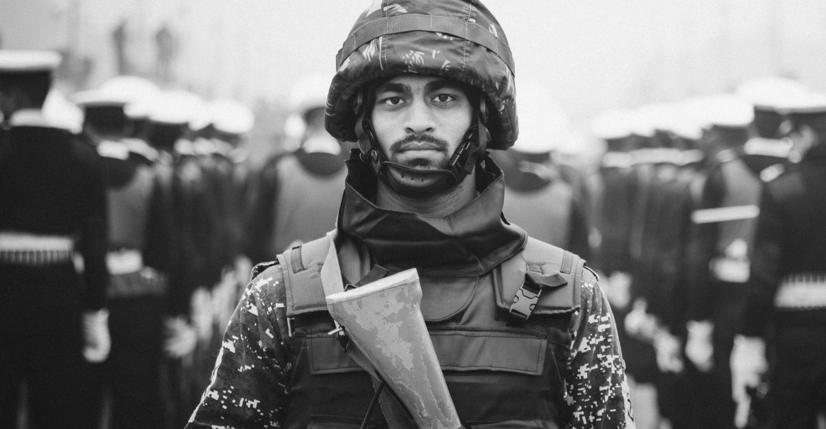 A man standing in front of a line of soldiers
