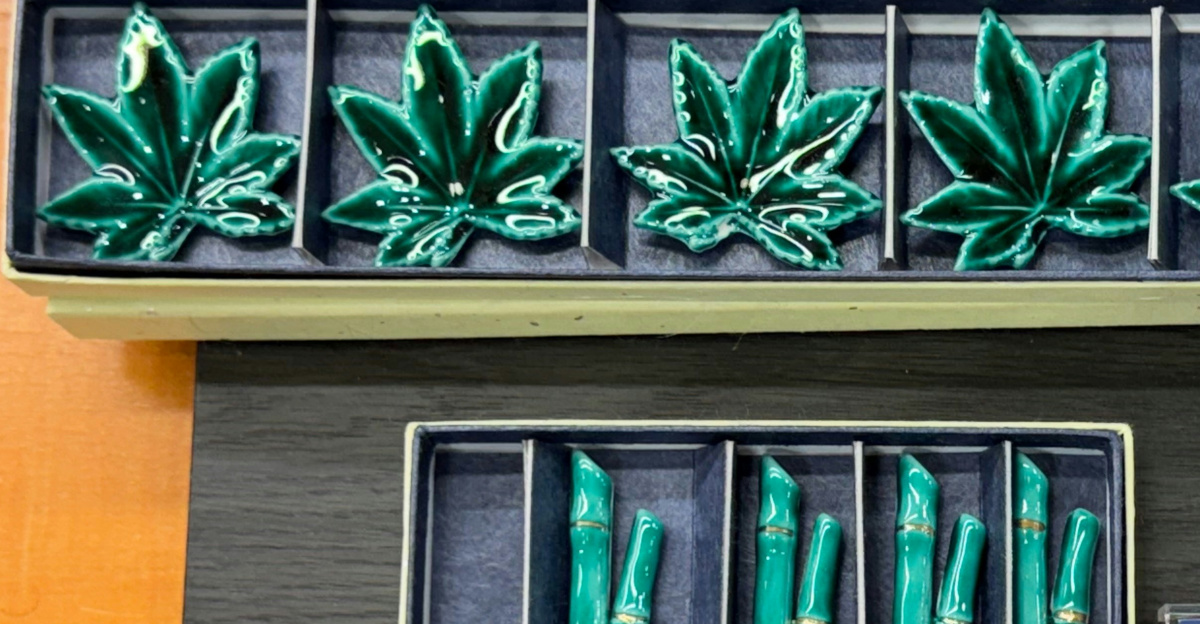 Green leaf-shaped plates and bamboo chopstick rests