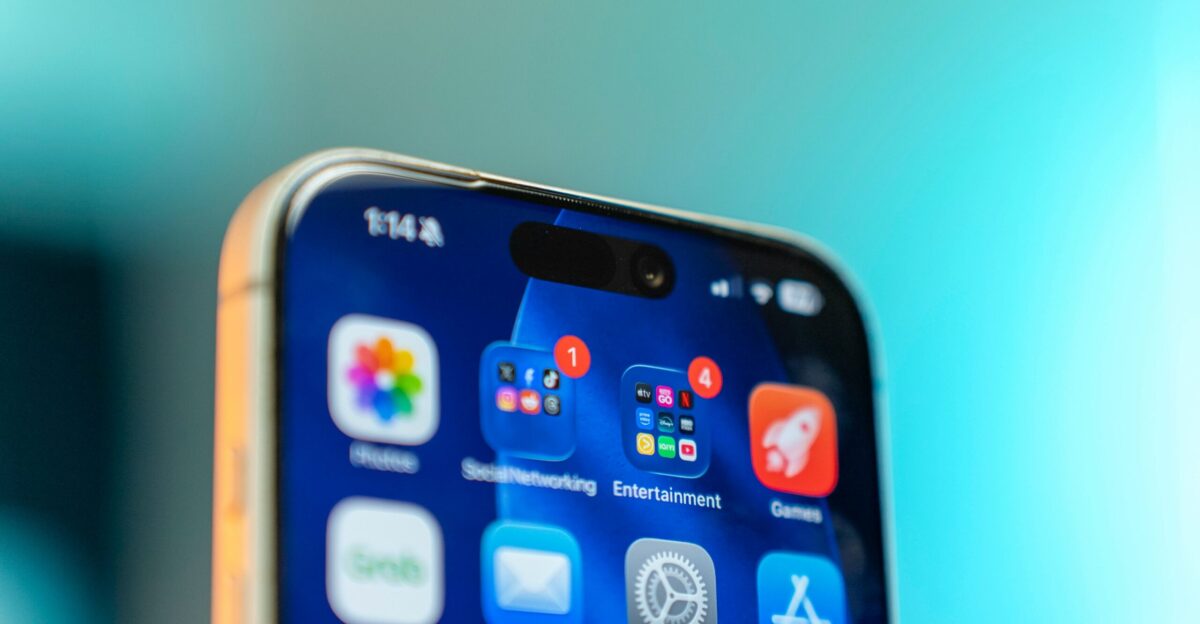 Smartphone screen displaying various app icons