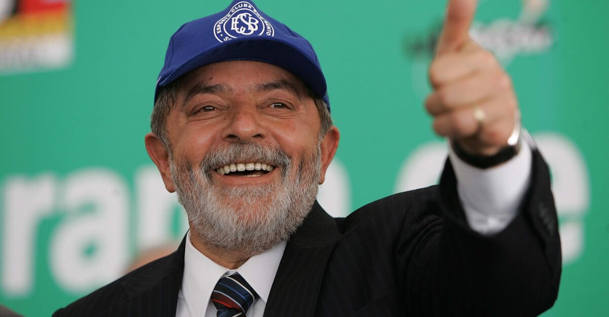 Sorocaba SP - Presidente Lula acena para populares presentes cerim nia que marca o in cio das obras da Universidade Federal de S o Carlos - Ufscar