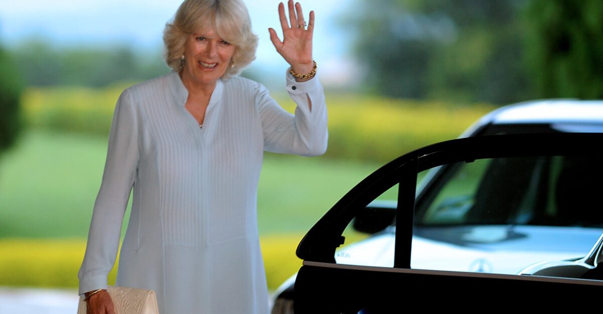 Bras lia - A duquesa da Cornualha Camilla Parker Bowles acena na sa da do Pal cio do Planalto ap s encontro com o presidente Lula Foto Valter Campanato ABr