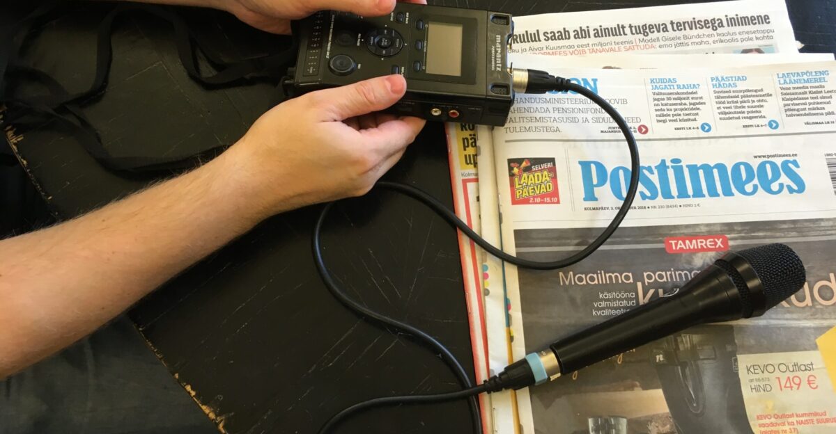Raadioajakirjaniku t vahendid mikrofon ja makk