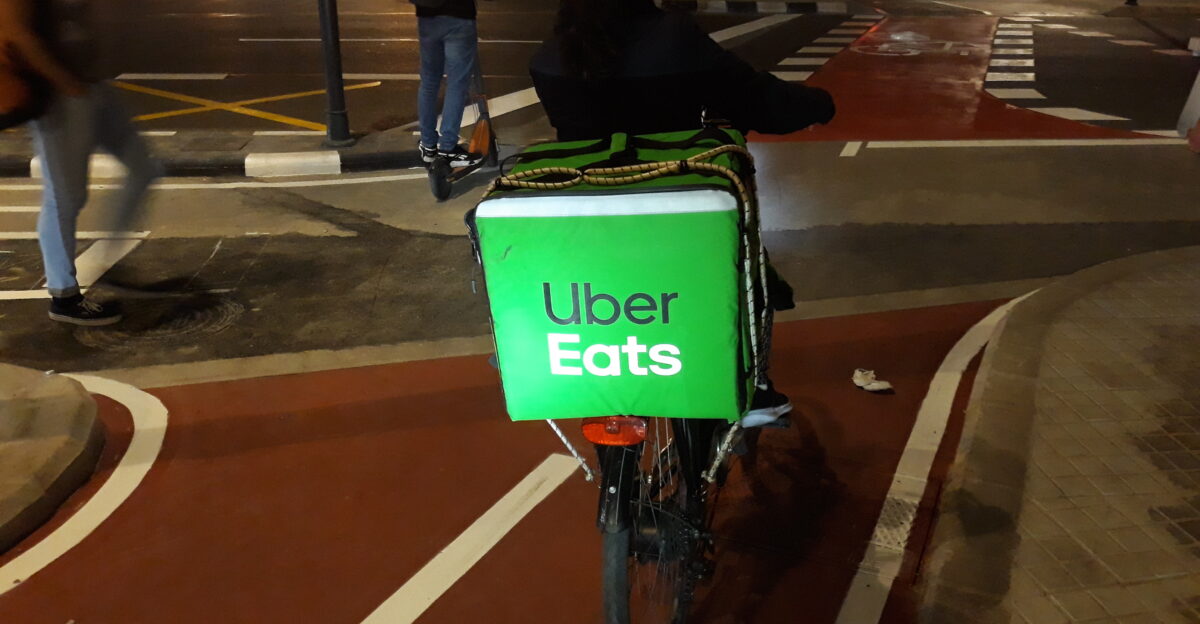 02-20 Repartidor d Uber en bicicleta a Val ncia