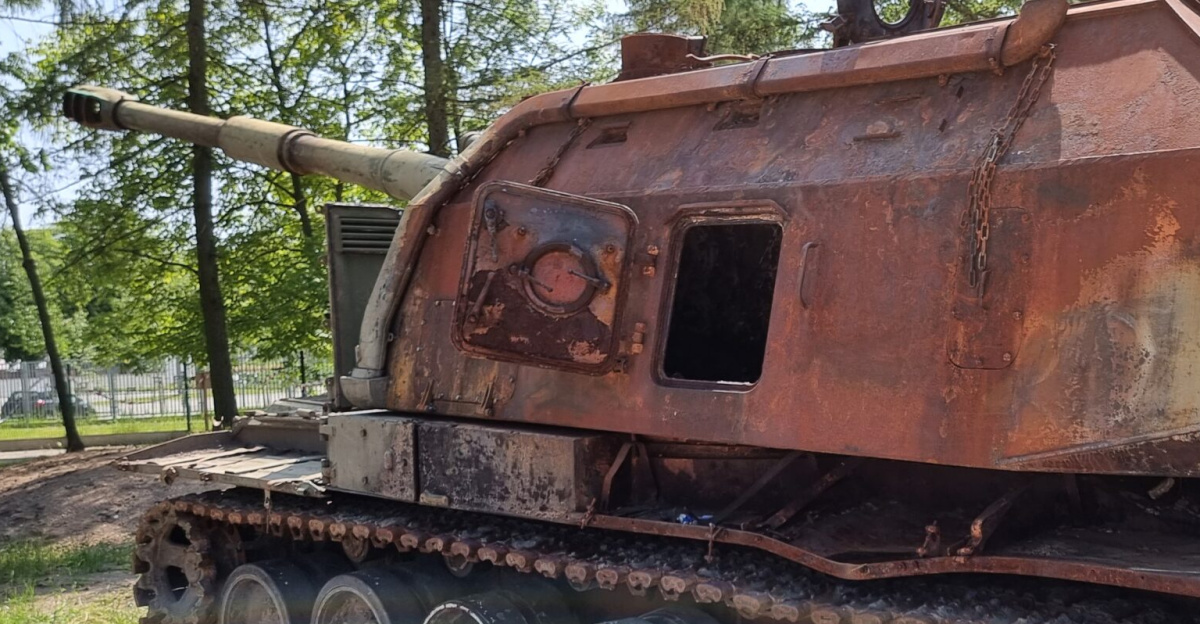 Uszkodzona podczas inwazji na Ukrainę w 2022 roku rosyjska samobieżna armato-haubica 2S19 Msta-S, eksponowana w Parku Militarnym Muzeum Wojska w Białymstoku.