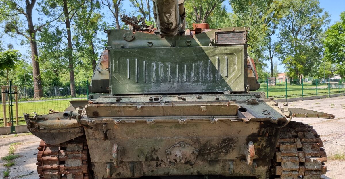 Uszkodzona podczas inwazji na Ukrain w 2022 roku rosyjska samobie na armato-haubica 2S19 Msta-S eksponowana w Parku Militarnym Muzeum Wojska w Bia ymstoku