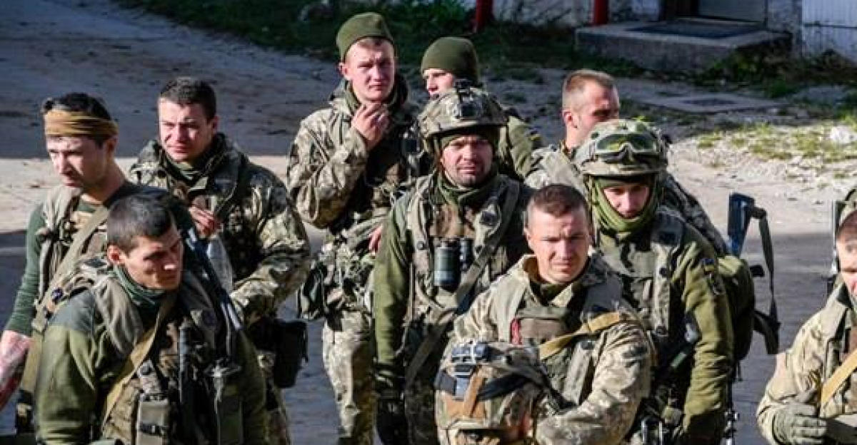 <p>«Saber Junction-2018»: українські десантники у складі сил OpFor організували оборону міста Убенсдорф
</p><p>Підрозділ 13-го окремого десантно-штурмового батальйону 95-ї окремої десантно-штурмової бригади Десантно-штурмових військ Збройних Сил України, який бере участь у навчанні «Сейбр Джанкшн-2018» («Saber Junction-2018») в Німеччині, отримав завдання у складі сил OpFor організувати оборону міста Убенсдорф.
Як розповів командир десантно-штурмової роти капітан Іван Федоренко, це навчальне містечко, збудоване спеціально для відпрацювання бою в міських умовах.
- В епізоді з обороною міста буде задіяно дві роти сил OpFor. Завдання нашої - утримувати сам населений пункт, а американська заблокує підступи до міста. Решта сил OpFor візьме під контроль аеродром, - уточнив офіцер.
У попередньому епізоді навчання «Сейбр Джанкшн-2018», український підрозділ у складі багатонаціональної батальйонної тактичної групи «Блекфут», висунувся в район зосередження, де розташувався на нічний відпочинок.
- Там у районі командир нашої батальйонної тактичної групи капітан Шортер уточнив наступну задачу підрозділам. Завдання для нас було складне – пробити коридор для основних сил у бойових порядках супротивника. Але я не сумнівався, що ми зможемо виконати його вчасно і якісно, - розповів капітан Іван Федоренко.
Під час виходу до району виконання завдання українські десантники відбили кілька нападів противника. В підсумку, рота успішно пробила коридор у бойових порядках противника та заволоділа ключовою ділянкою місцевості.
</p><p>Українські десантники на міжнародних навчаннях «Saber Junction-2018» відіграли останній епізод – бій у місті
</p><p>Понад 4,5 години рота 13-го окремого десантно-штурмового батальйону 95-ї бригади Десантно-штурмових військ Збройних Сил України утримувала оборону містечка Убенсдорф. Епізод розігрувався в рамках міжнародних навчаннь «Saber Junction-2018», активна фаза якхи проводиться у форматі «force on force» – «війська проти військ». Реальність бойових зіткнень в такому форматі імітується за допомогою лазерної системи MILES. На навчанні українські військові діють у складі багатонаціональної батальйонної тактичної групи «Блекфут». Крім українців, до неї увійшли дві роти американських і рота болгарських військових. 
Убенсдорф – спеціально збудоване для тренувань невеличке містечко на військовому полігоні Хохенфельс, в Німеччині. Напередодні, українські десантники зайняли місто і протягом доби готувалися до його оборони – обладнували позиції, ставили навчальні міни, створювали загородження тощо. Противник в цей час намагався прощупувати позиції українців силами невеликих розвідувальних груп.
Бій розпочався на світанку о 4.35, коли підрозділи BluFor втричі переважаючими силами, атакували передові підрозділи сил OpFor навколо міста. 
– Витіснивши або розгромивши передові підрозділи, супротивник перегрупувався і з двох сторін, зі сходу та півдня, розпочав штурм нашої роти у місті, – повідомив командир десантно-штурмової роти капітан Іван Федоренко. – Разом із нами діяли близько двадцяти американських військових, що відійшли з околиць. 
У містечку штурмові групи сил BluFor зустріли шалений опір українців. Продумана система оборони, трохи військових хитрощів та постійне маневрування десантників між будинками та поверхами зробили епізод оборони міста динамічним і напруженим. 
– Зрозуміло, що це гра. Тому азарт і емоції з обох сторін зашкалювали. Було чимало спірних моментів, але команда професійних спостерігачів, які також грають роль суддів, намагалася моментально владнати ці спори, – розповів капітан Іван Федоренко. – Підрозділ OpFor, у складі якого діяла наша рота на цих навчаннях, це сили протистояння. Ми організували гідний спротив і протрималися більш, ніж чотири з половиною години, що було оцінено обома сторонами цієї гри.
</p>
Управління зв’язків з громадськістю Збройних Сил України