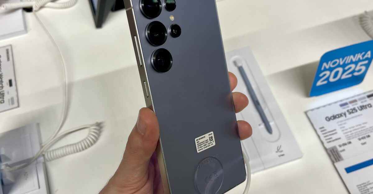 Samsung Galaxy S25 Ultra in Titanium Silver Blue color in Slovakia