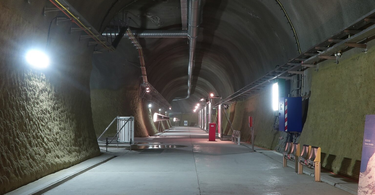 The parallel tunnel towards north before the large cross connection (15) and the bend to the left (10) into the main tunnel. Currently there is the Gottardino exhibition. Emergency-stop station Sedrun. Switzerland, Sep 15, 2016. (16/26)