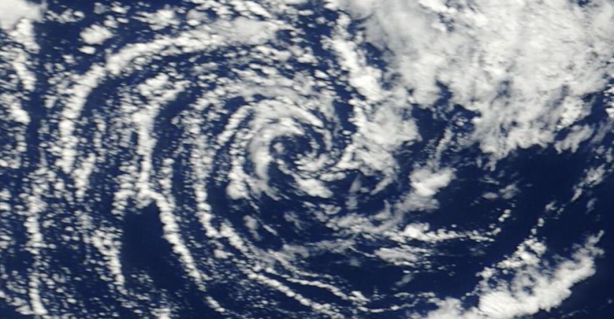 Imagen satelital de los remanentes de la tormenta subtropical Uno en el Pacífico sureste