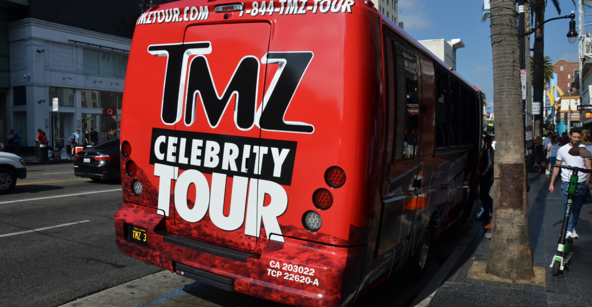 Een bus voor de beroemdhedentour van TMZ