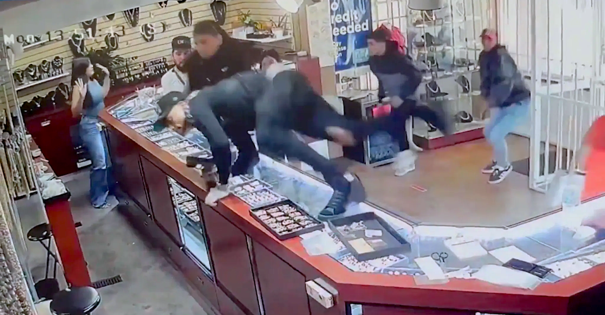 Members of Tren de Aragua robbing a jewelry store in Denver Colorado