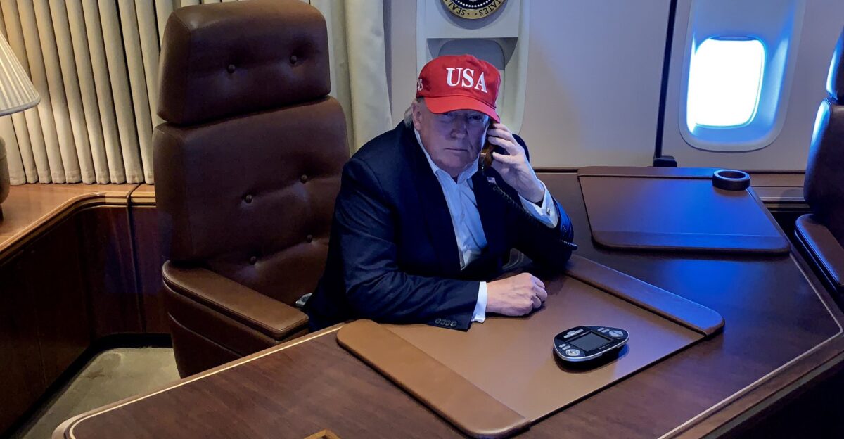 Donald Trump received a phone call from Mike Pompeo about Mexico during the flight to Washington D C
