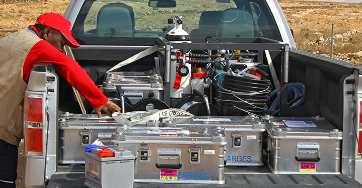 Unloading equipment for deployment of the Seismic Aftershock Monitoring System station (IFE14 exercise)