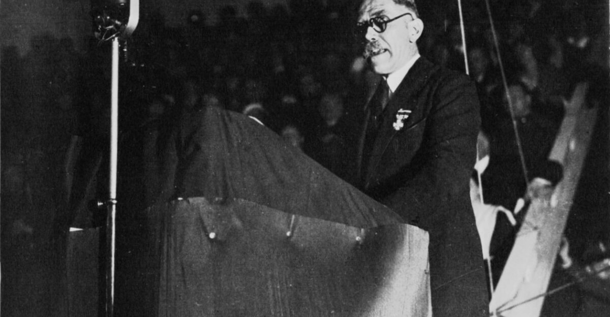 Franz von Papen dirigi ndose a los Cascos de Acero en el Palacio del Tenis de Berl n a principios de 1933