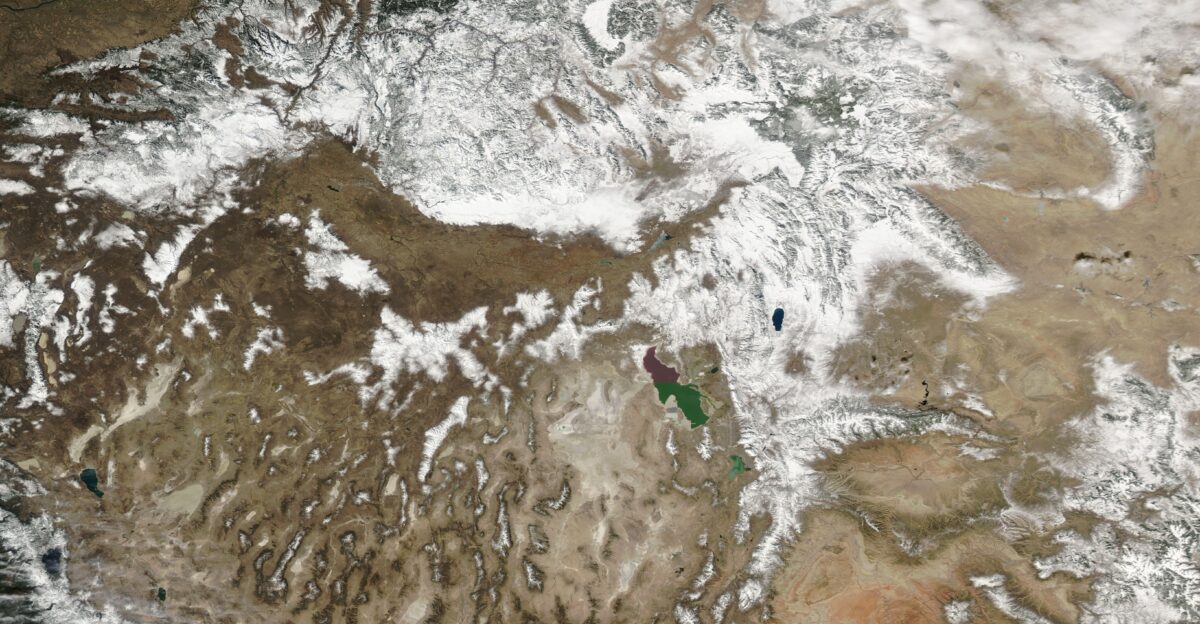 Snow topped the high elevations across the American West on February 27 2025 when the Moderate Resolution Imaging Spectroradiometer MODIS on NASA s Terra satellite acquired this true-color image of the region For orientation Utah s bi-colored lake the Great Salt Lake remains ice-free near the center of the image Moving clockwise around Utah starting in the west other states visible are Nevada Idaho Montana in the far north Wyoming and Colorado On February 5 the National Integrated Drought Information System Drought gov reported that to that point snow drought continued in most of the West with record dryness in the Southwest Arizona Colorado Nevada New Mexico and Utah The snow drought deepened due to extremely dry conditions across most of the West in January Several substantial snow events in February improved conditions over most of the region with most areas reporting snowpack near median near the end of the month An updated report from Drought gov is expected in early January Meanwhile the site forecasts that are expected to persist through February-April 2025 59 chance A La Ni a pattern generally favors wetter conditions in the Northwest and drier conditions in the Southwest and normal to above-average temperatures